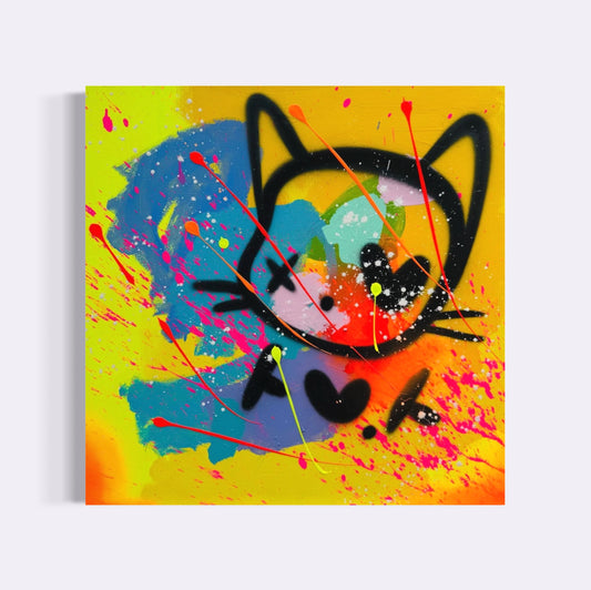 Gato asomado en amarillo